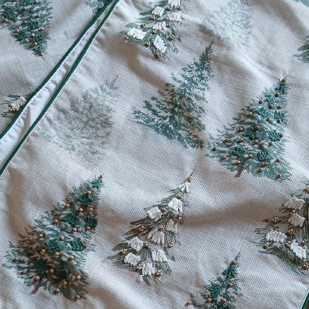 Nicole Miller Green and White Table Runner 69" L 16" W
